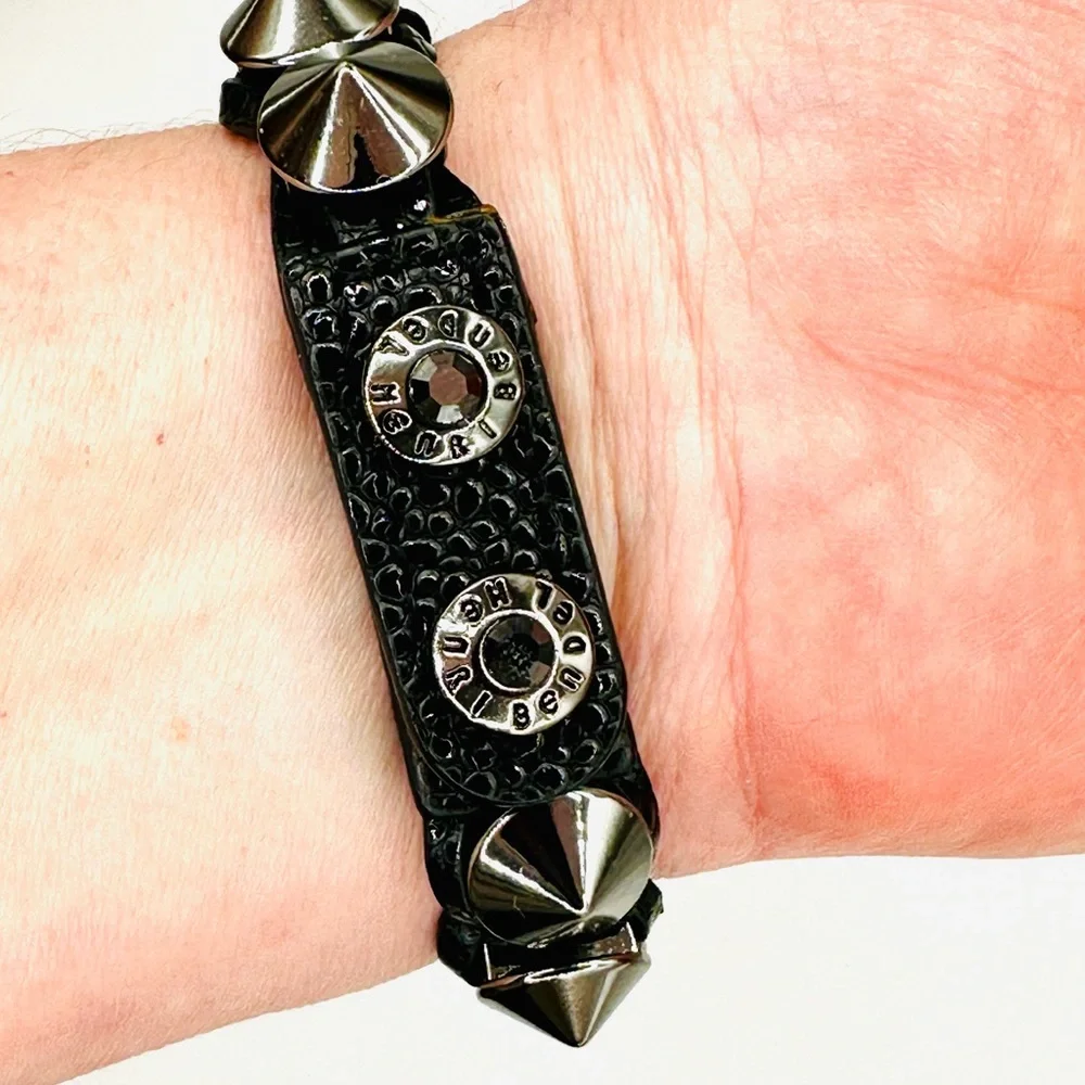 🤎 HENRI BENDEL Vintage Studs & Logo Leather Bracelet.
Black & Silver - Picture 9 of 16